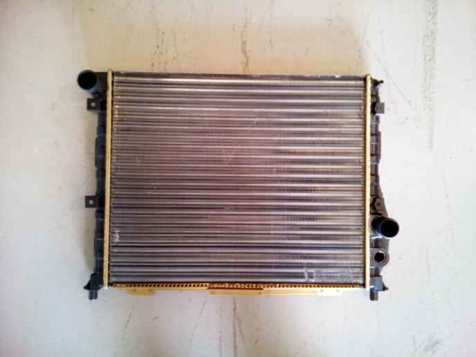 Radiator për motor 2.0-2.5 (me/pa kondicioner) (49x41.5)