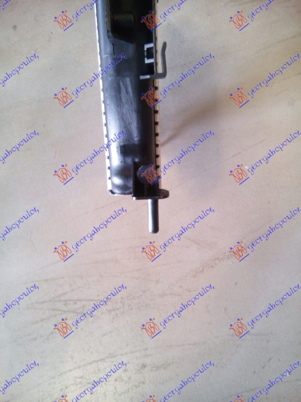 Radiator për motor 1.6-2.0 benzinë (590x450x26) (tubë ana e majtë)