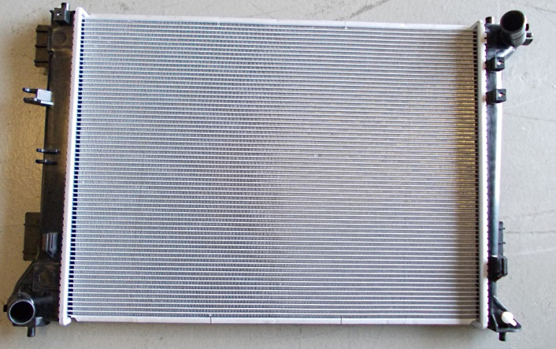 Radiator për motor 1.6 GDi - 2.0i benzinë (marsh manual) (640x460) (çek)