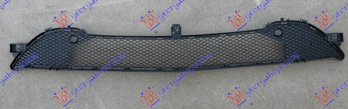Grilë qendrore në parakolpin e përparme (me hapje për sensor parkimi)