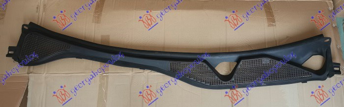 Maskë nën larëset e përparme të dritareve dhe plastik i jashtëm