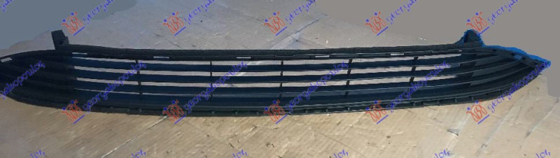 Grilë qendrore në parakolpin e përparme